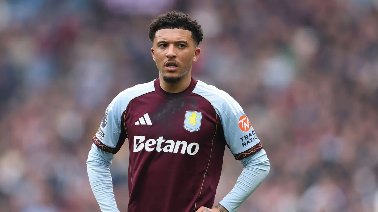 جادون سانشو سيغيب عن سلسلة مباريات أستون فيلا الحاسمة عقب تعرضه لإصابة غير متوقعة في مباراة ودية.